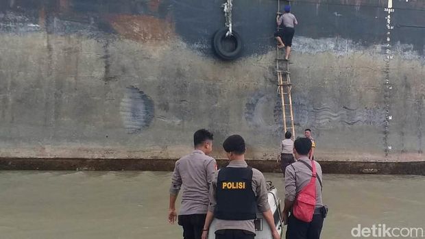 Identitas Pemilik Tongkang Terdampar di Pemalang Mulai Terungkap