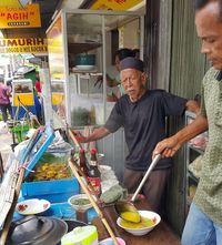 Mencicip Soto Kuning Paling Enak yang Hangat di Kota Hujan