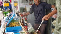 Kalau di Bogor di jl. Suryakencana berderet pikulan penjual soto kuning yang disajikan panas mengepul. Foto : Instagram @illy.setiadinata