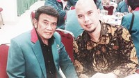 Ayah 5 anak ini tak lewatkan kesempatan foto bareng politisi sekaligus raja dangdut, Rhoma Irama. Menurutnya sosok Rhoma tak akan terlupakan. Foto: Instagram ahmaddhaniprast