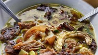 Soto kuning banyak dijajakan dengan gerobak. Bisa pilih isian daging sapi dengan jeroannya yang empuk gurih. Foto : Instagram @makanajadah
