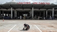 Beragam fasilitas lain yang ada di pasar ini adalah ruangan bongkar muat hingga pengepakan. Selain itu ada pula ruangan pendingin berkapasitas 50 ton.