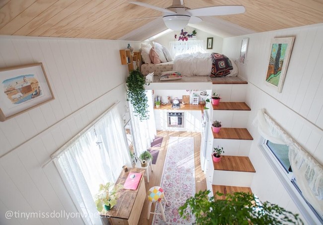 Dolly juga sangat menyukai tanaman. Ia menggantungkan banyak tanaman di rumahnya sehingga rumah terlihat asri dan segar. Foto: Instagram/TinyMissDollonWheels