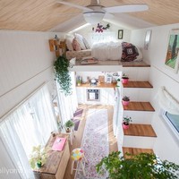 Dolly juga sangat menyukai tanaman. Ia menggantungkan banyak tanaman di rumahnya sehingga rumah terlihat asri dan segar. Foto: Instagram/TinyMissDollonWheels