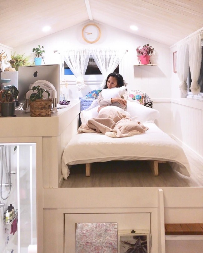 Dolly mendesain sendiri rumah impian yang disebut-sebut sebagai rumah boneka itu. Mulai dari membuat miniatur, mengikuti workshop, hingga mencari orang yang bisa membantu membangun rumahnya. Foto: Instagram/TinyMissDollonWheels