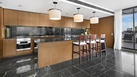 Ada dua ruang makan di apartemen ini, satu untuk acara formal dan satu lagi untuk informal. Michael Lowdon/Mansion Global.
