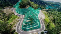 Rekonstruksi dilakukan dengan adanya perbaikan geometrik alignment horizontal pada daerah yang berkelok dan sempit sehingga dapat memberikan kenyamanan bagi penguna jalan. Pool/Kementerian PUPR.