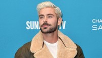 Zac Efron tampil dengan gaya rambut barunya yakni putih platina yang kontras dengan jambangnya itu.  Foto: Neilson Barnard/Getty Images