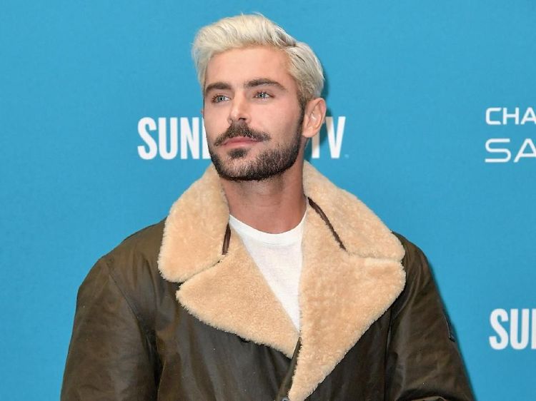 Zac Efron Pamer Rambut Baru, Makin Kece?