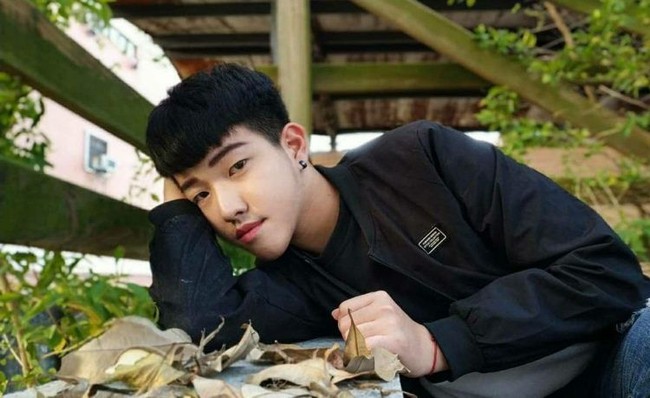 Reaksi itu, membuat pria ini merasa marah dan membuatnya ingin mengubah penampilannya. Di musim panas setelah lulus SMA, remaja ini memutuskan ia tidak ingin menderita perlakuan yang sama di perguruan tinggi. Ia pun bertekad harus membuat beberapa perubahan drastis. Foto: dok. Dcard