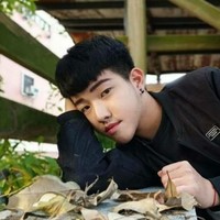 Reaksi itu, membuat pria ini merasa marah dan membuatnya ingin mengubah penampilannya. Di musim panas setelah lulus SMA, remaja ini memutuskan ia tidak ingin menderita perlakuan yang sama di perguruan tinggi. Ia pun bertekad harus membuat beberapa perubahan drastis. Foto: dok. Dcard