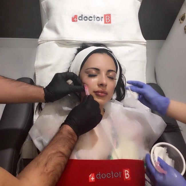 Seorang model bernama Jennifer Pamploma menghabiskan banyak uang untuk operasi plastik agar terlihat seperti Kim Kardashian. Awalnya, ia menjalani bedah plastik hanya sebagai hobi untuknya. Foto: Instagram @jenniferpamplona