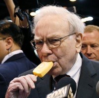 Warren Buffett adalah orang kedua terkaya di Amerika Serikat. Tapi ia masih tinggal di rumah sederhana yang sama yang ditinggalinya sejak 1950. Ia pun pernah mendonasikan 90% penghasilan untuk amal. Foto: Istimewa