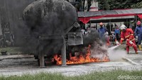 Salah satu yang dilombakan adalah bagaimana cara memadamkan api pada tangki BBM yang terbakar.