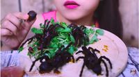Kriuk-kriuk! Wanita Cantik Ini Lahap Makan Laba-laba Goreng