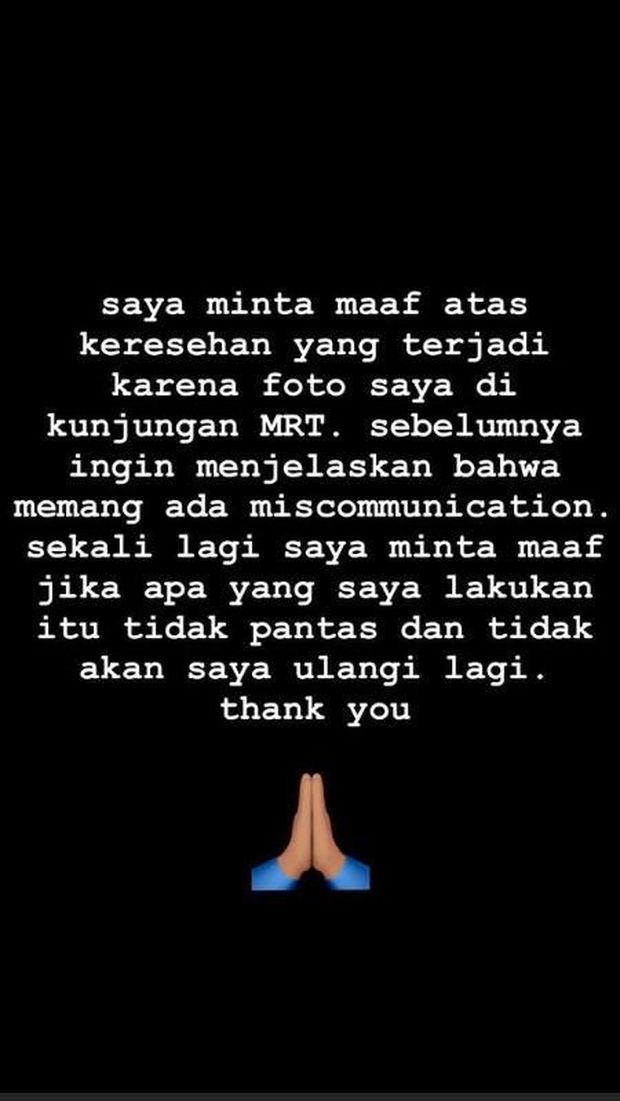 Selebgram yang Injak Bangku MRT Minta Maaf