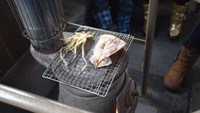 Kereta ini menawarkan nostalgia ke penumpang dan kamu dapat makan cumi-cumi yang dipanggang di konduktor pemanas. Ongkos keretanya 1.250 Yen atau sekitar Rp 161 ribu (JNTO/CNN Travel)  