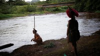 Kondisi sungai yang tercemar limbah membuat Suku Nao Xoha harus mencari alternatif lain untuk bertahan hidup.