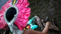 Suku Nao Xoha mencari ikan di Sungai Paraopeba. Namun, sungai itu kini tercemar dan membuat ikan-ikan mati.