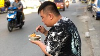 Hidup itu murah, gengsi mu aja yang bikin mahal, tulisnya saat mengunggah foto makan bakso dipinggir jalan. Kayaknya enak, tuh. Hihi Foto: Instagram yonglee15