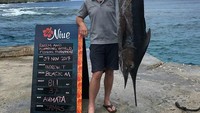 Memancing, jadi aktivitas favorit turis selama di Niue. Ikan lautnya besar-besar lho! (Niue Tourism)