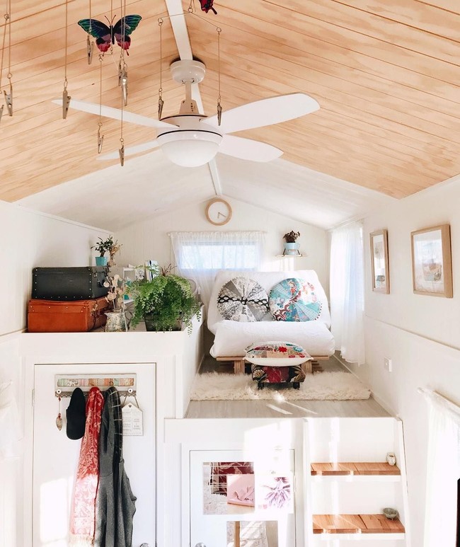 Sebagai orang Asia, Dolly sendiri memiliki tubuh yang mungil, hingga tak heran ia bisa membuat dua lantai di rumah setinggi 4,3 meter itu. Foto: Instagram/TinyMissDollonWheels