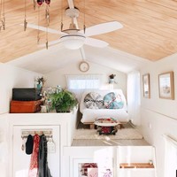 Sebagai orang Asia, Dolly sendiri memiliki tubuh yang mungil, hingga tak heran ia bisa membuat dua lantai di rumah setinggi 4,3 meter itu. Foto: Instagram/TinyMissDollonWheels