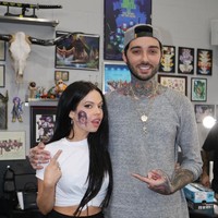 Wanita 24 tahun tersebut diketahui mentato wajah pada seorang seniman terkenal, Romeo Lacoste, yang berbasis di Los Angeles, AS yakni Romeo Lacoste. Tato tersebut diambil dari foto promosi untuk album Harry Styles di tahun 2017. Foto: Instagram @kelsykarter