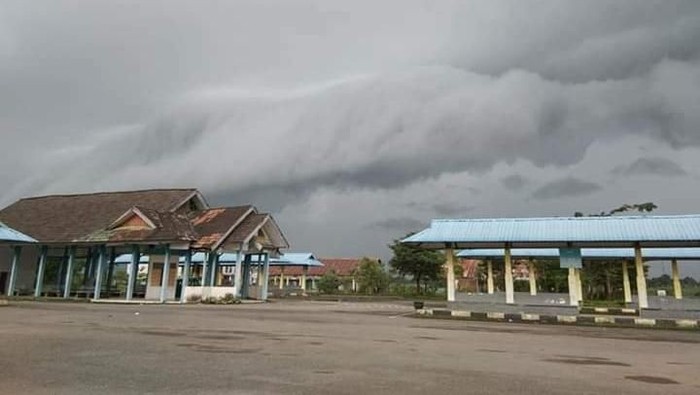 Lagi Awan Bak Gelombang Tsunami Hebohkan Sulsel