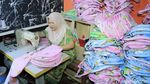 Mengintip Produksi Gendongan Bayi di Bandung