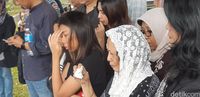 Isak Tangis Keluarga dan Sahabat Iringi Pemakaman Rahman Tolleng