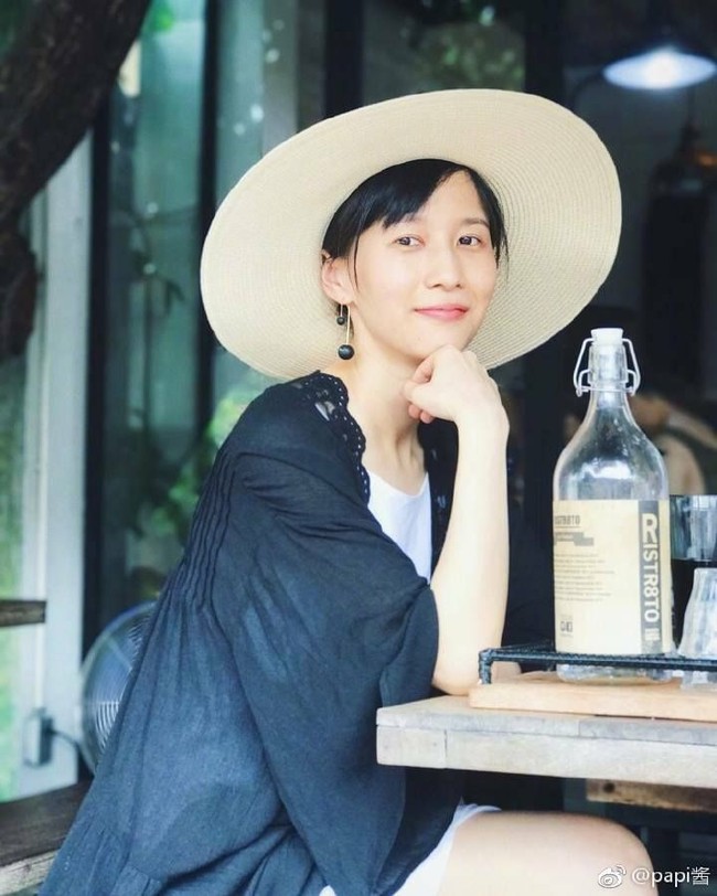 Papi Jiang membicarakan berbagai topik di konten videonya. Di antaranya tentang bagaimana kehidupan wanita urban seperti dirinya sendiri yang harus mengejar karier, menghadapi tekanan keluarga dalam mencari suami hingga membicarakan soal makanan. Foto: Instagram, Facebook