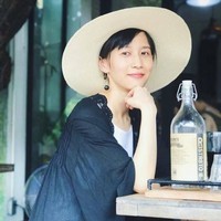 Papi Jiang membicarakan berbagai topik di konten videonya. Di antaranya tentang bagaimana kehidupan wanita urban seperti dirinya sendiri yang harus mengejar karier, menghadapi tekanan keluarga dalam mencari suami hingga membicarakan soal makanan. Foto: Instagram, Facebook