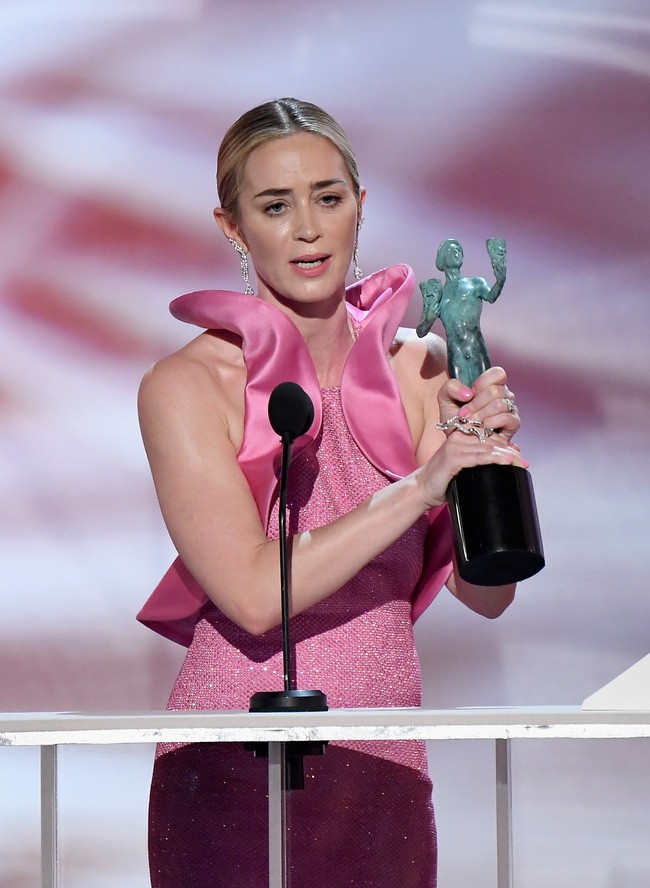 Di SAG Awards 2019, Emily hadir sebagai nomina di dua kategori, aktris utama dan aktris pendukung terbaik. Lantas, untuk momen spesial tersebut, aktris asal Inggris ini menebar pesonanya dalam balutan gaun pink sequined nan berkilauan karya Michael Kors yang dihiasi dekorasi berupa pahatan bergelombang di bagian lengan. Foto: Getty Images
