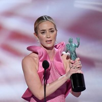 Di SAG Awards 2019, Emily hadir sebagai nomina di dua kategori, aktris utama dan aktris pendukung terbaik. Lantas, untuk momen spesial tersebut, aktris asal Inggris ini menebar pesonanya dalam balutan gaun pink sequined nan berkilauan karya Michael Kors yang dihiasi dekorasi berupa pahatan bergelombang di bagian lengan. Foto: Getty Images