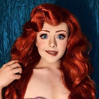 Ia adalah Richard Schaefer atau yang lebih dikenal dengan Richard Arthur, seorang makeup artist berusia 22 tahun. Di Instagram, Richard sering mengunggah fotonya melakukan cosplay. Jika dilihat sekilas, akun tersebut seperti milik wanita karena ia tampak sangat cantik. Foto: Instagram @therichardarthur