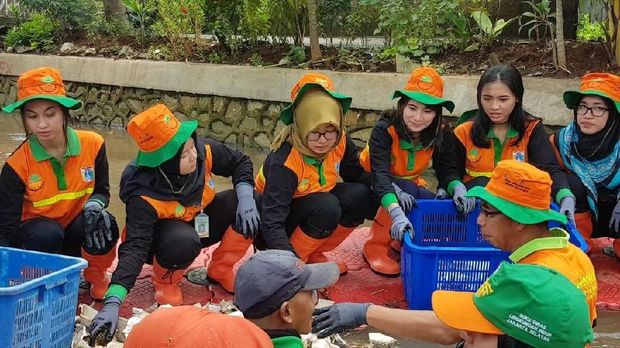 Mereka tidak canggung membersihkan sampah di kali.