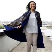 Sehari-harinya Rahayu Saraswati lebih sering berpenampilan smart casual. Dia kerap tampil dengan kemeja dan outer batik. Foto: Rachman Haryanto