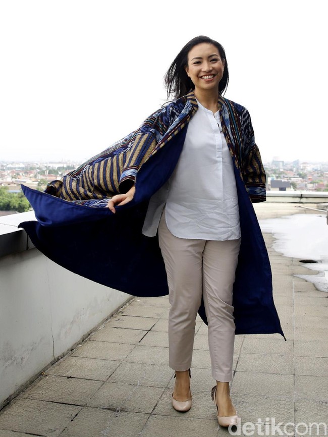 Sehari-harinya Rahayu Saraswati lebih sering berpenampilan smart casual. Dia kerap tampil dengan kemeja dan outer batik. Foto: Rachman Haryanto