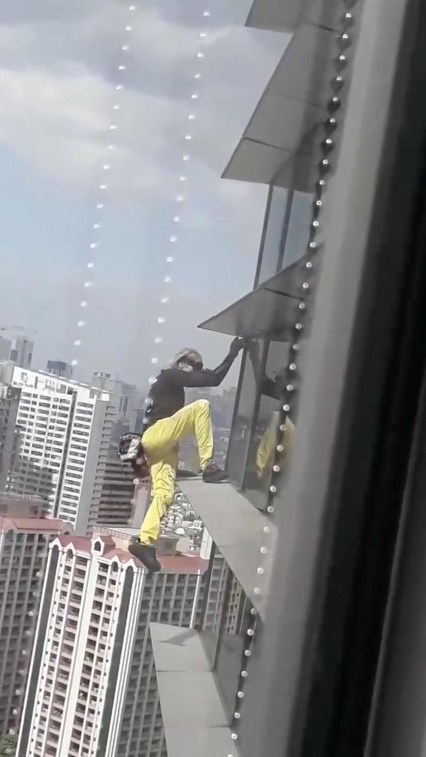 Alain Robert saat memanjat gedung GT Tower di Manila