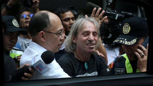 Alain Robert saat ditangkap polisi Filipina usai memanjat Gedung GT Tower di Manila