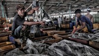 Sejumlah pedagang ikan nampak beraktivitas di pasar ikan tradisional di kawasan Muara Baru, Jakarta Utara, Selasa (29/1/2019).