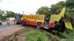 Bangkai Bus yang Terguling di Tol Cipularang Dievakuasi