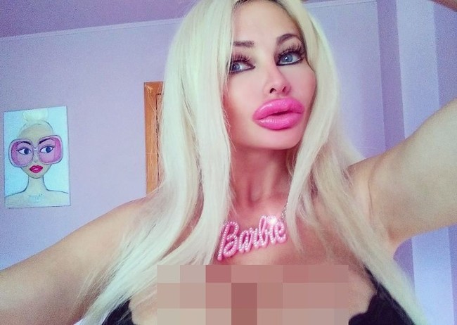 Kepada Mirror Victoria Wild mengatakan sangat menyukai penampilannya kini. Kekasihnya yang seorang pebisnis asal Italia juga mendukungnya untuk melakukan berbagai operasi plastik demi mewujudkan keinginannya mirip boneka seks. Dia menyukai penampilan boneka seksku, katanya. Foto: Twitter @VictoriaWildxxx