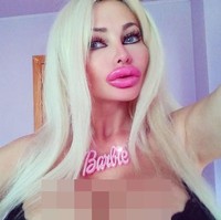 Kepada Mirror Victoria Wild mengatakan sangat menyukai penampilannya kini. Kekasihnya yang seorang pebisnis asal Italia juga mendukungnya untuk melakukan berbagai operasi plastik demi mewujudkan keinginannya mirip boneka seks. Dia menyukai penampilan boneka seksku, katanya. Foto: Twitter @VictoriaWildxxx