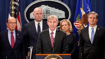 Tampak jaksa New York, Richard P Donoghue, giliran berbicara. Departemen Kehakiman AS mengungkapkan bahwa sedikitnya ada 10 dakwaan pidana yang dijeratkan pada Huawei oleh jaksa-jaksa di negara bagian Washington dan 13 dakwaan pidana terpisah dari jaksa-jaksa di Distrik Timur New York. Foto: Reuters