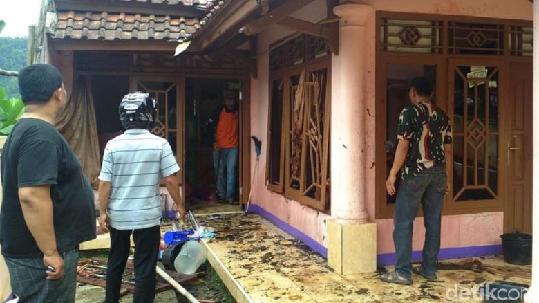 Balada Usep Dicerai Istri Lalu Ledakkan Rumah dengan Elpiji Balada Usep Dicerai Istri Lalu Ledakkan Rumah dengan Elpiji