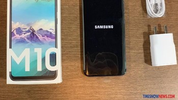 Dalam kemasan boksnya, Galaxy M10 dibekali charging adapter 5.0 V, micro USB 2.0 data dan kabel charging, ejection pin dan buku manual. Foto: Timesnownews.com