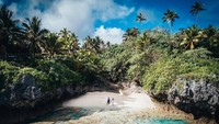 Niue merupakan negara kecil di Samudera Pasifik. Negara terdekatnya Selandia Baru, berjarak 2.400 km dan hanya bisa ditempuh naik pesawat Air New Zealand selama 4 jam. Terbangnya, hanya dua kali dalam seminggu (Niue Tourism)