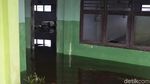 Potret Kegigihan Pelajar di Pekalongan Terobos Hujan dan Banjir